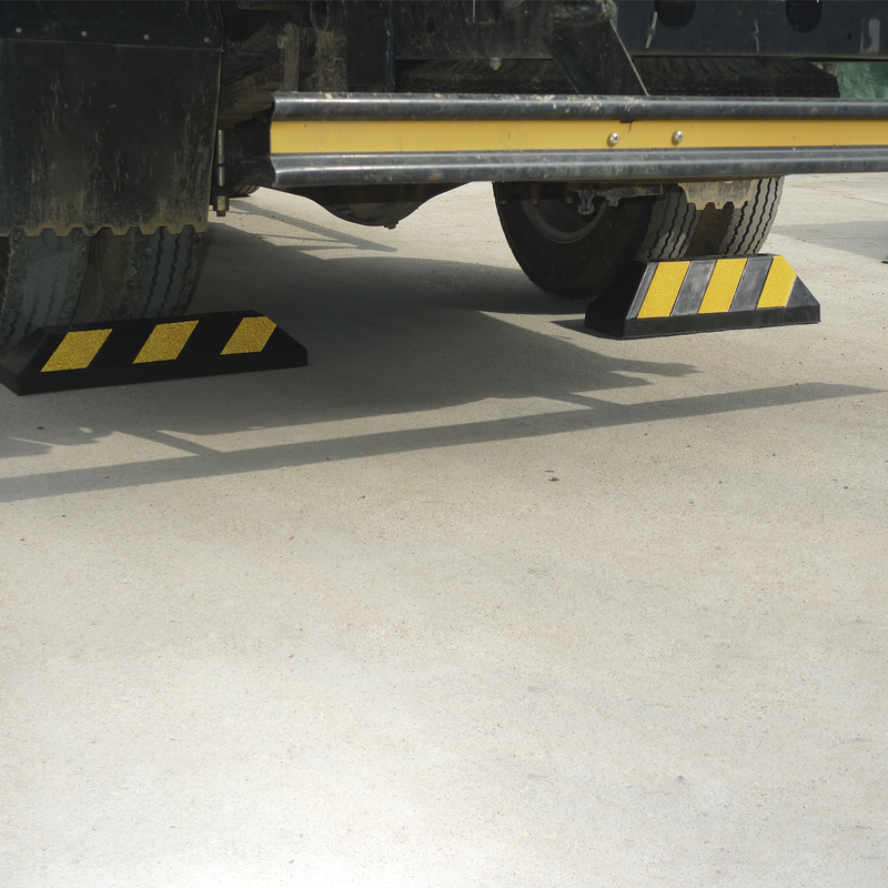 AC55TC Tope Vehicular 55cm / Para Camion / Estacionamiento / Color Negro-Amarillo.