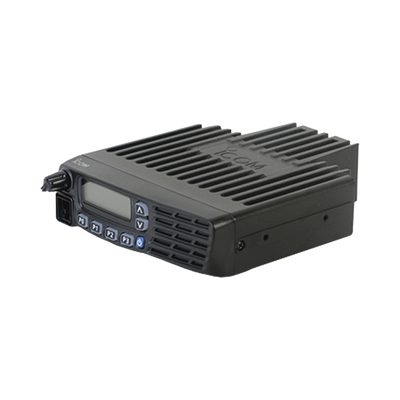 Radio móvil digital NXDN con Pantalla , 50 W, 136-174 MHz, 128 canales, analógico, digital, mezclado, convencional y trunking Incluye micrófono, cable de corriente y bracket.